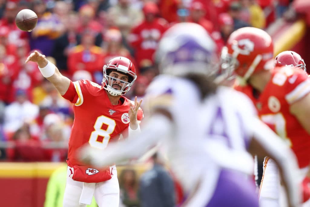 Matt Moore lanza un pase en la tercera oportunidad para los Chiefs.