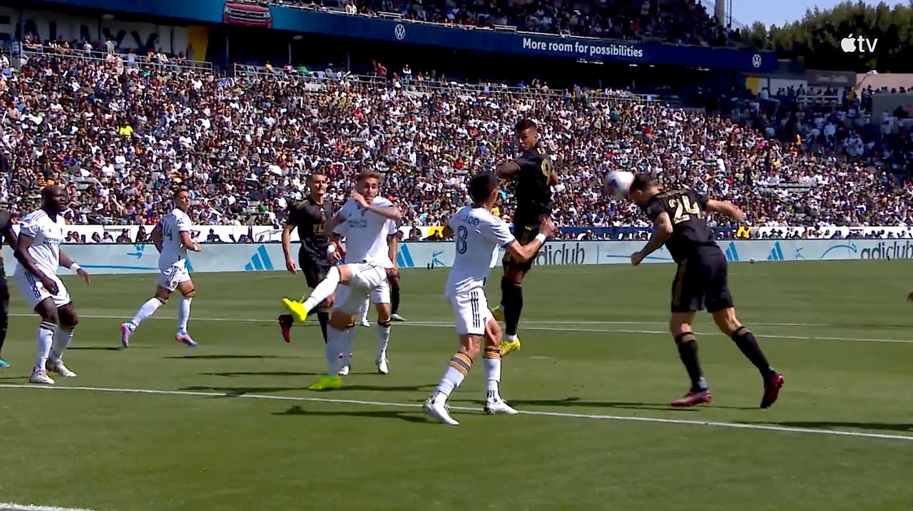 ¡Ahora asiste! Vela pone pase de gol y Hollingshead sentencia el 1-3