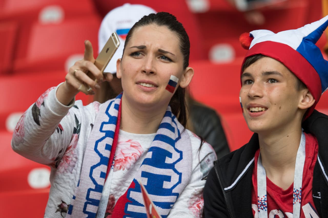 Y otras, con sus hijos, disfrutaban de los trabajos de calentamiento de ambos equipos.