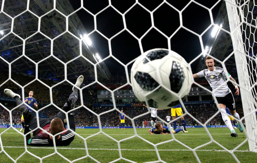 Al minuto 48' Marco Reus (derecha) empató para Alemania, brindándole suspenso a un partido bien jugado y parejo hasta entonces.