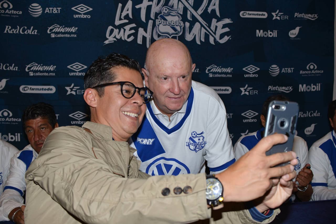 De cara al festejo del 75 aniversario del equipo, Puebla reunió a exjugadores que fueron parte de la época del 'campeonísimo' (89-90), quienes convivieron con diversos aficionados.
