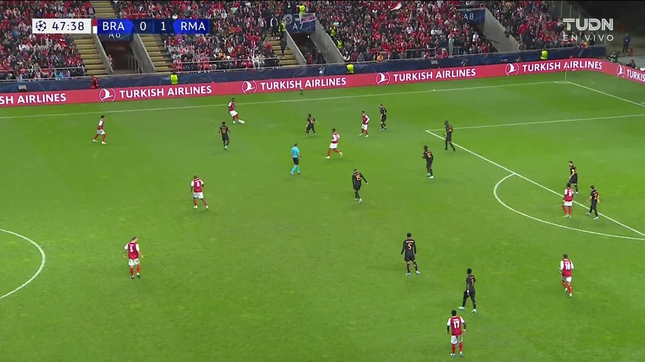 ¡TIRO ATAJADO! disparo por Simon Banza.