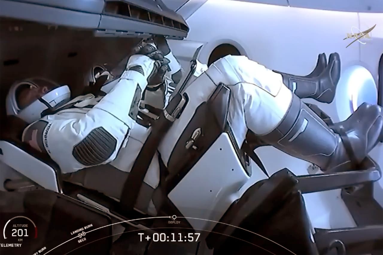 <b>Los astronautas estadounidenses Douglas Hurley y Robert Behnken en la cápsula Crew Dragon de SpaceX (30 de mayo de 2020). </b>
<a href="https://www.univision.com/noticias/medio-ambiente/la-primera-empresa-privada-en-llevar-personas-al-espacio-el-exitoso-despegue-del-cohete-de-spacex-con-dos-astronautas-de-nasa-fotos"><u>La prueba ‘Demo-2’, el primer vuelo espacial con dos astronautas operado por una empresa privada</u></a>, demostró que la nave de la empresa SpaceX es capaz de llevar seres humanos a la órbita terrestre, acoplarse con la Estación Espacial Internacional y afrontar los desafíos que implica el reingreso en nuestra atmósfera. También fue el
<a href="https://www.univision.com/noticias/estados-unidos/nasa-hara-un-lanzamiento-de-una-nave-tripulada-desde-suelo-estadounidense-por-primera-vez-en-10-anos"> primer vuelo con astronautas a bordo lanzado desde suelo estadounidense en casi 10 años.</a>
<br>