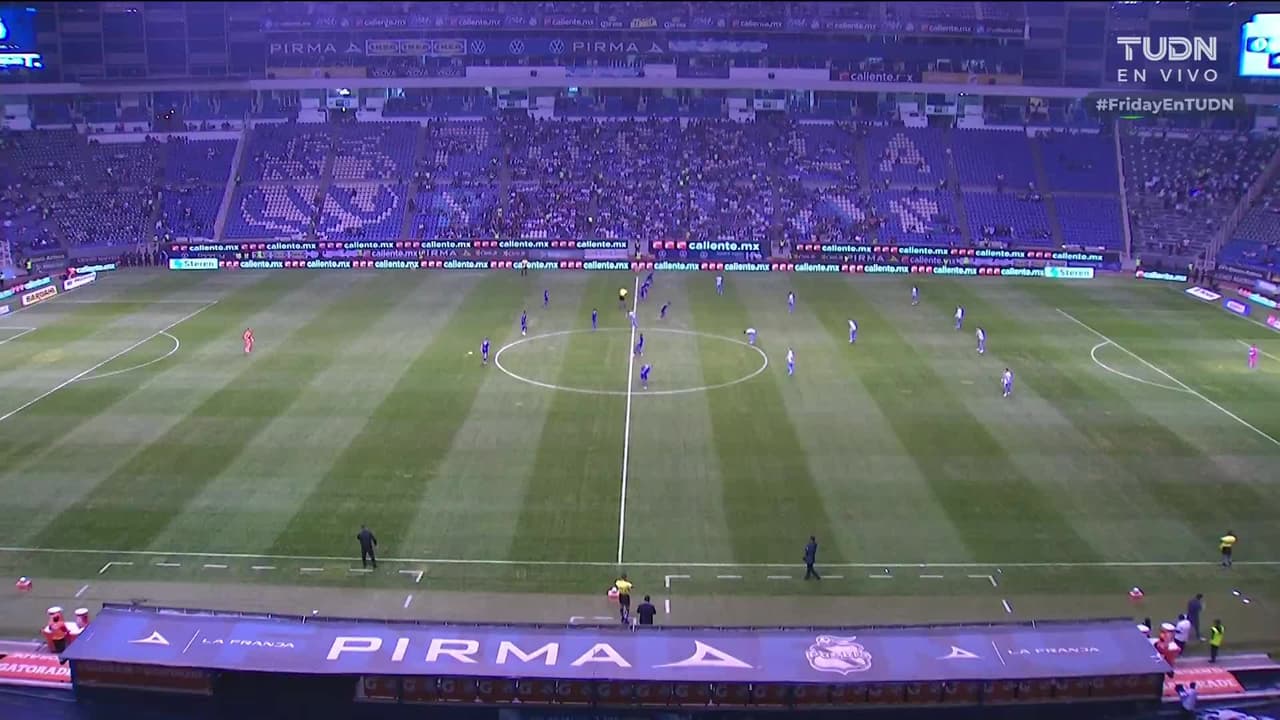 Arranca el partido y la pelota está en juego.