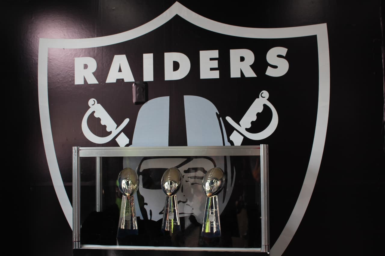 Te invitamos a disfrutar de las mejores imágenes de la visita de los Raiders al 'Coloso de Santa Ursula' promocionando el juego del próximo 21 de noviembre ante los Houston Texans.