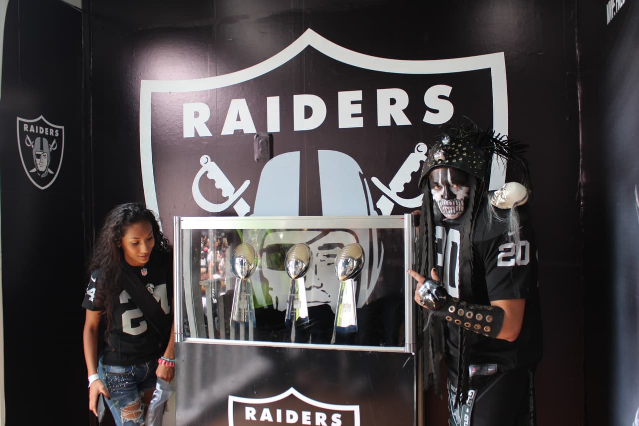 Te invitamos a disfrutar de las mejores imágenes de la visita de los Raiders al 'Coloso de Santa Ursula' promocionando el juego del próximo 21 de noviembre ante los Houston Texans.