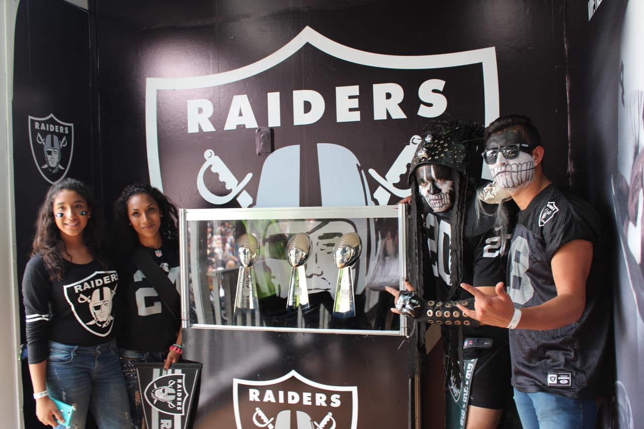 Te invitamos a disfrutar de las mejores imágenes de la visita de los Raiders al 'Coloso de Santa Ursula' promocionando el juego del próximo 21 de noviembre ante los Houston Texans.