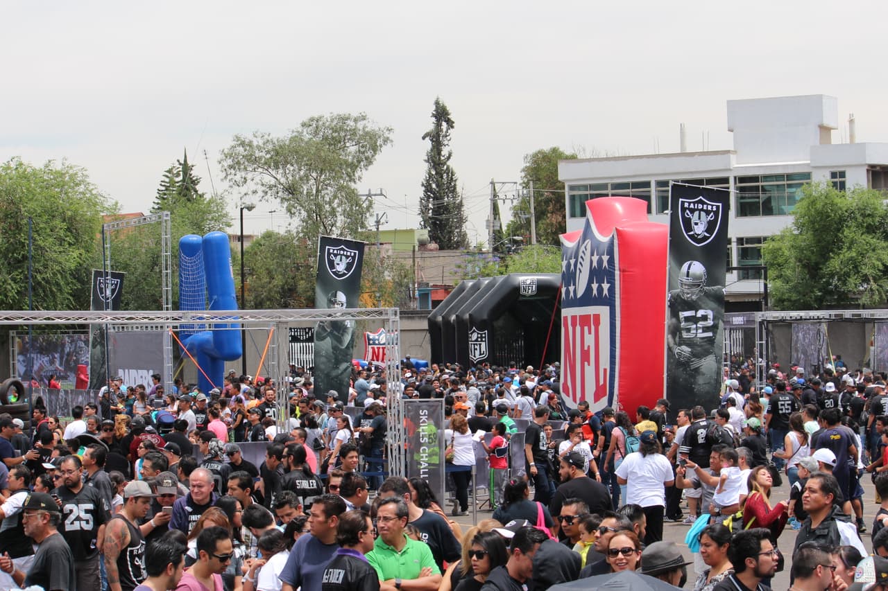 Te invitamos a disfrutar de las mejores imágenes de la visita de los Raiders al 'Coloso de Santa Ursula' promocionando el juego del próximo 21 de noviembre ante los Houston Texans.