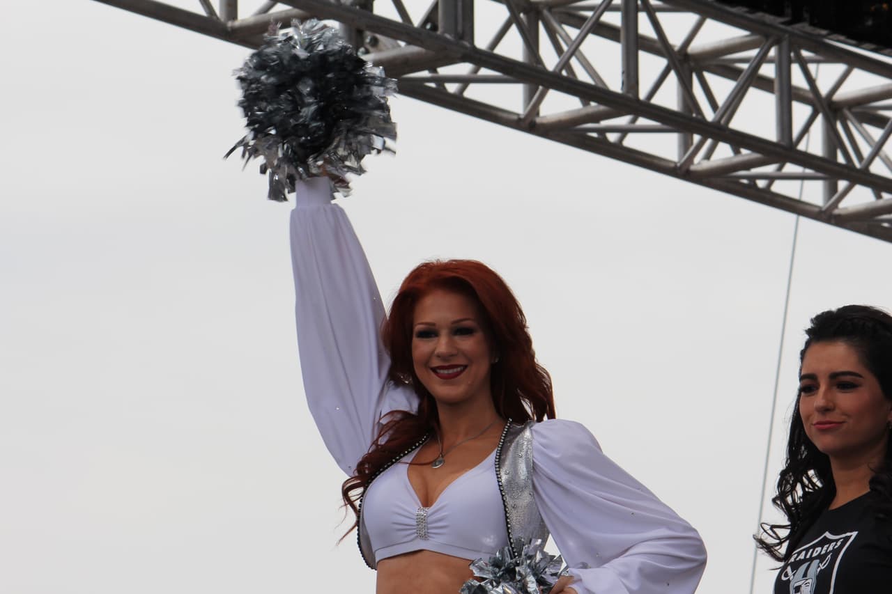 Te invitamos a disfrutar de las mejores imágenes de la visita de los Raiders al 'Coloso de Santa Ursula' promocionando el juego del próximo 21 de noviembre ante los Houston Texans.