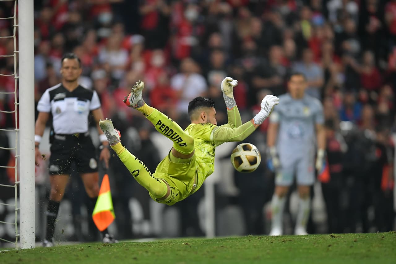 Camilo Vargas detuvo dos penales y ahora es campeón.
