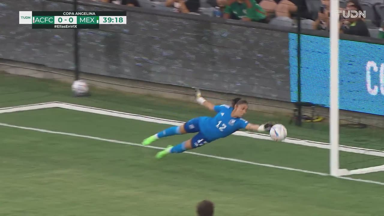 ¡Eres grande Itzel! Evita el gol de Angel City con una gran atajada