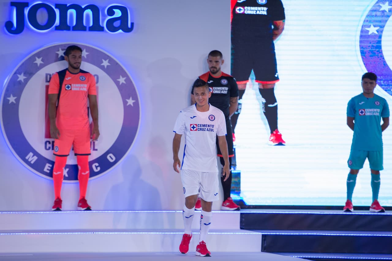 La noche del martes fueron presentados los nuevos uniformes del Cruz Azul. La Máquina usará de nuevo las prendas de la marca española Joma, tal y como lo hizo en el Clausura 2019. Las nuevas equipaciones del equipo celeste lucen muy bien y es altamente probable que resulten del completo agrado de la exigente afición cementera. Échenle un vistazo a las nuevas camisetas del equipo azul.