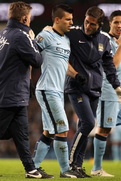 El delantero argentino del Manchester City Sergio Agüero, máximo goleador de la liga inglesa, se marchó lesionado a los cinco minutos de juego del encuentro ante el Everton. El internacional albiceleste sufrió un golpe en la rodilla izquierda y salió del terreno de juego acompañado del personal médico. Agüero tardó unos minutos en comprobar que no podía seguir jugando y no pudo contener las lágrimas al abandonar el césped del Etihad Stadium.