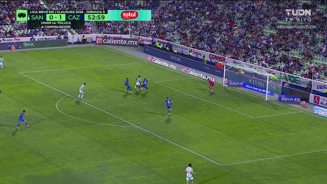 ¡GOL!  anota para Santos Laguna. Ezequiel Bullaude