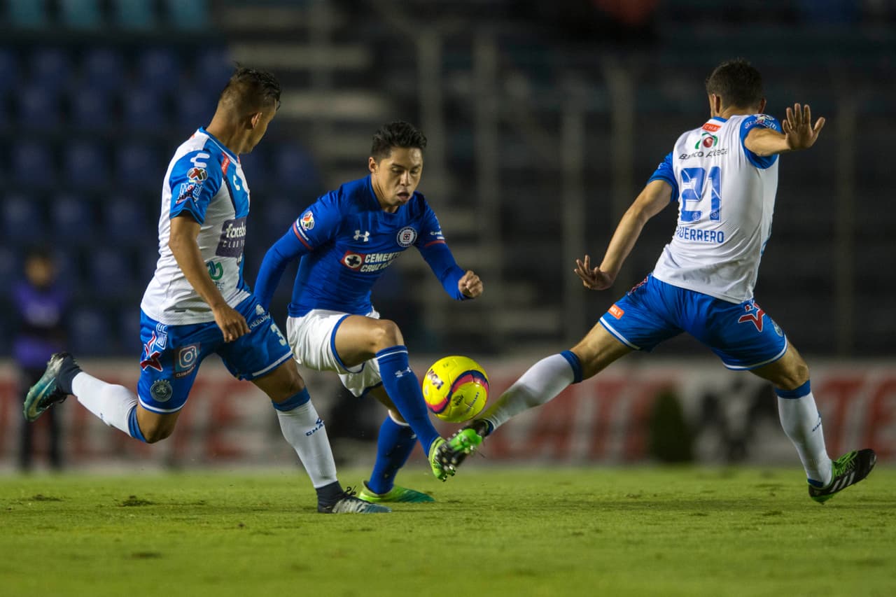 Espeando el dominio de los locales, Puebla se mostró cauteloso en los primeros minutos.