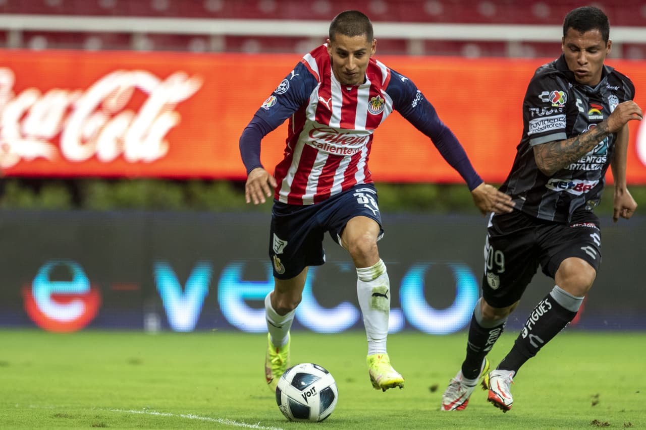 Superadas las dificultades, Chivas tomó el balón de a poco y comenzó a equilibrar la balanza.