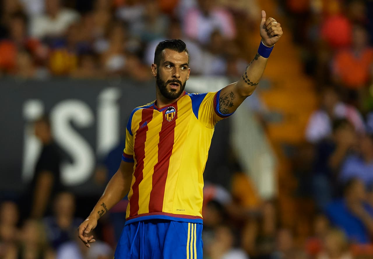 El delantero Alvaro Negredo está como opción para formar parte de la ofensiva del Barcelona, a pesar de que se cubrió con dos canteranos la posición que dejó vacante Pedro, ni Munir ni Sandro han logrado aprovechar las oportunidades en el terreno de juego, es por eso que Luis Enrique estaría contento con la llegada del actual artillero del Valencia.