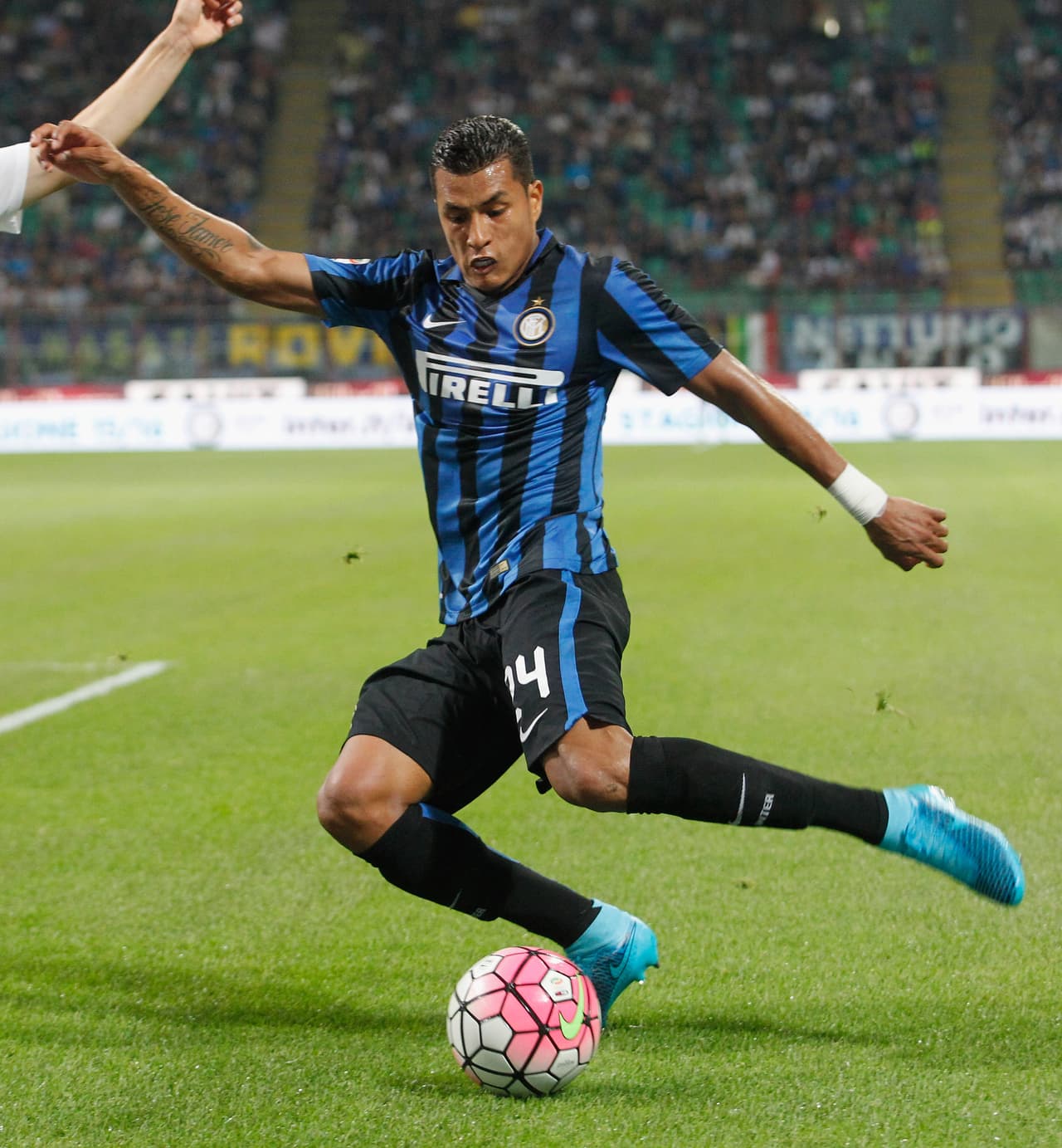 Los Merengues tienen en la mira al central colombiano que actualmente milita en el Inter de Milan, Jeison Murillo, debido a las lesiones que ha sufrido Sergio Ramos el equipo blanco quiere reforzar el eje de su zaga con el cafetalero.