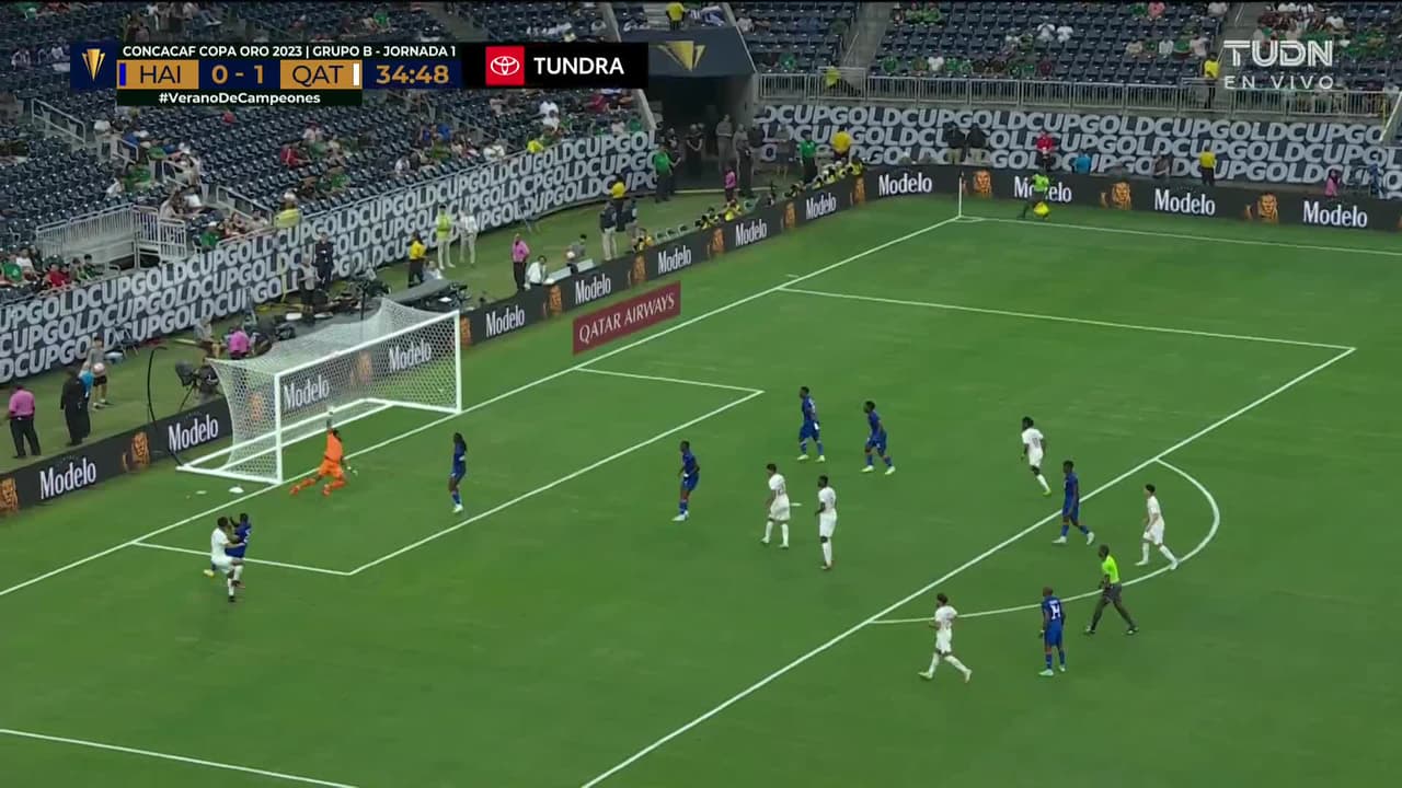 ¡CERCA! Homam Ahmed disparó que se estrella en el poste.