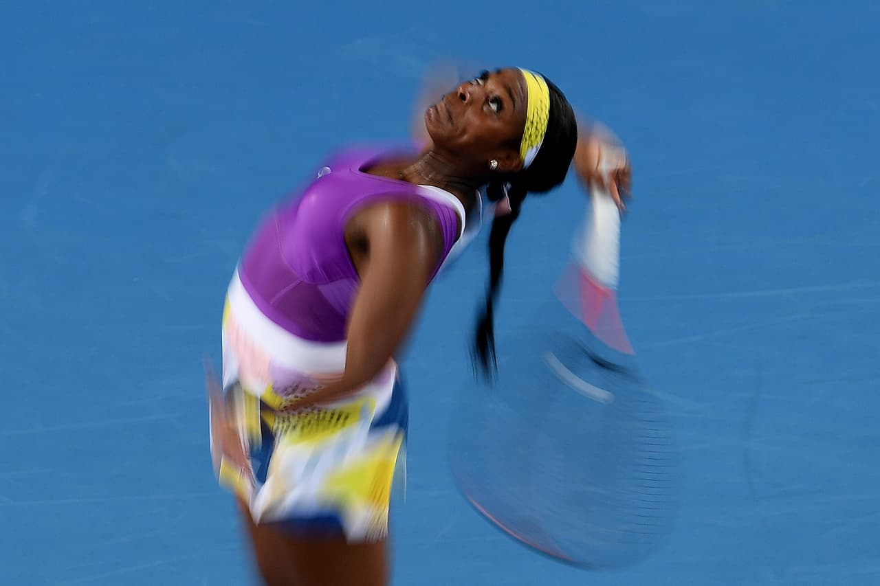 Sloane Stephens de Estados Unidos en el servicio durante el encuentro ante Shuai Zhang de China