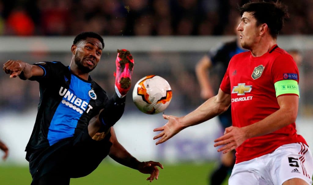 El cambio de juego es para Emmanuel Bonaventure, pese a la marca de Harry Maguire. El Brugge sigue buscando el primer tanto del encuentro.