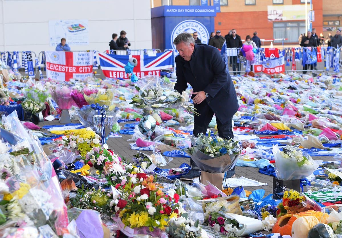 El extécnico del Leicester, Craig Shakespeare, también visitó el King Power Stadium para rendir su homenaje a las víctimas del trágico accidente.