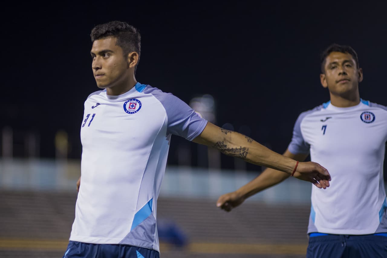 Orbelín es uno de los más entusiastas en el entrenamiento, estira muy concentrado y pone mucha atención en cada ejercicio.