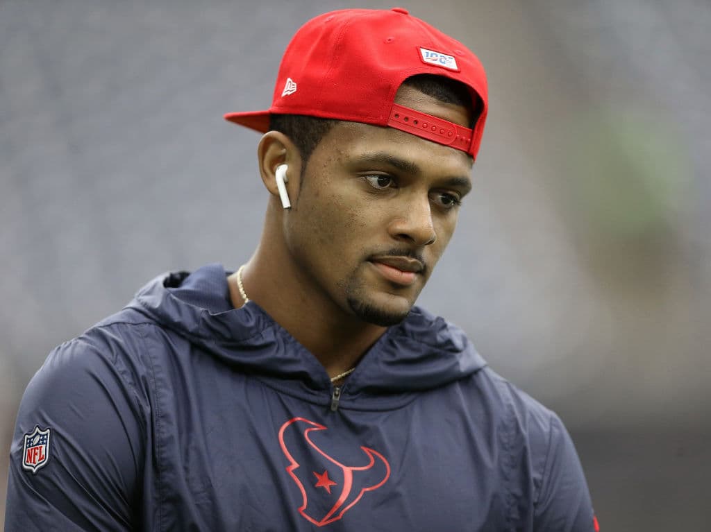 La semana pasada Lisa M. Friel, Consejera Especial de Investigaciones de la Liga Nacional de Fútbol Americano le envió una carta a Buzbee indicándole que la 
<b><a href="https://www.univision.com/local/houston-kxln/tres-mujeres-demandan-al-jugador-de-los-houston-texans-deshaun-watson" target="_blank">NFL está investigando estas acusaciones y que solicita</a> </b> la
<b> </b>cooperación de sus clientes esa investigación.
<br>