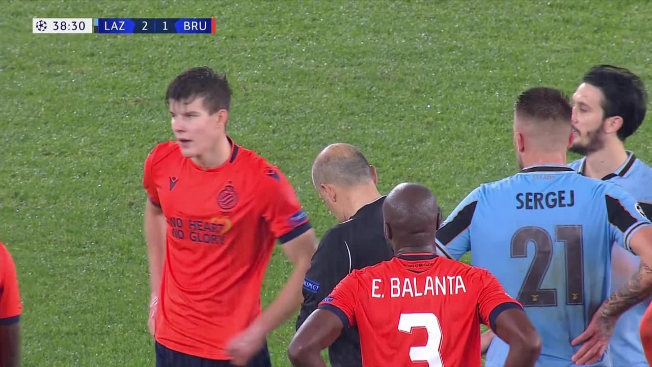 ¡Tarjeta Roja! Eduard Sobol recibe la segunda amarilla y se va del juego.