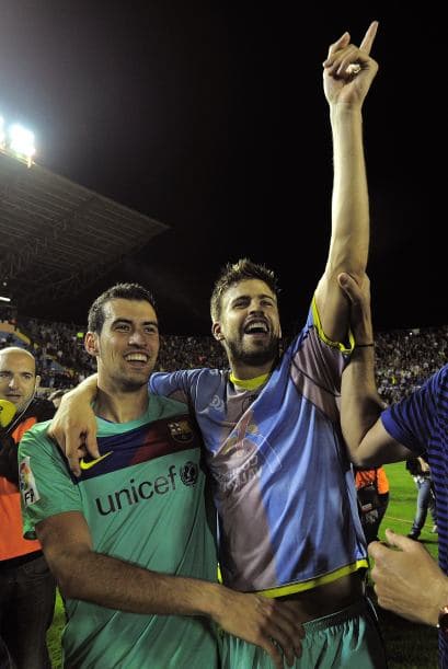 Piqué y Busquets animaban a su aficion presente en el estadio.