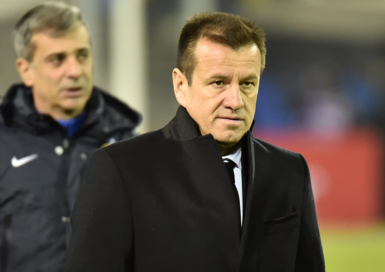 La cara del DT de Brasil, Dunga, reflejaba el enojo por el mal juego que brindaba el 'scratch du oro'.