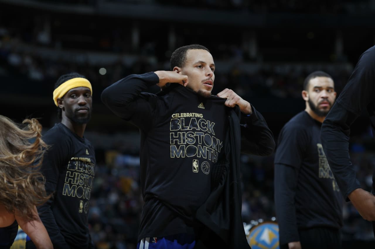 <b>Stephen Curry</b> ha tomado cartas incluso en sus relaciones comerciales. El apoyo del dueño de su patrocinador, Under Armour, lo ha hecho considerar si debe mantener este vínculo. Luego de que el CEO de la marca Kevin Plank dijo que Trump es un "activo" para engrandecer al país, Curry dijo, irónicamente, que tenía razón, pero que debía quitarle las dos letras finales a la palabra "activo" (asset) en inglés.