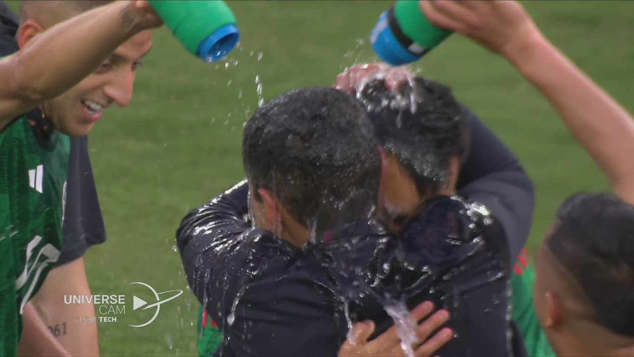 ¡Baño de gloria! Jimmy Lozano es 'bendecido' por sus jugadores