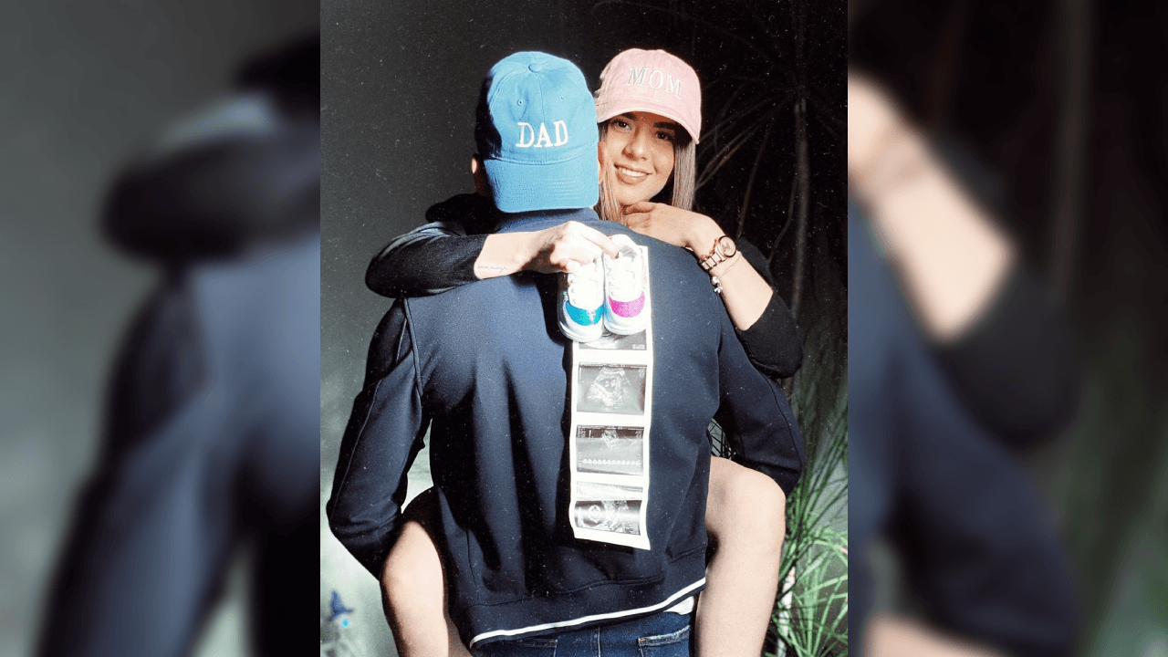 A la espera de su bebé, el futbolista del Rebaño Sagrado muestra la unión latente entre su esposa y él.