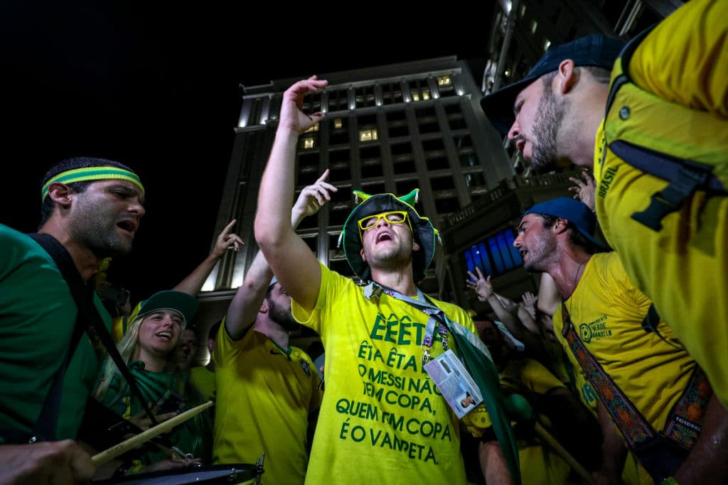 Tremenda fiesta la que armaron los fanáticos brasileiros en las inmediaciones del Lotte Hotel de Samara, a unos 230 kilómetros al norte de la frontera con Kazajistán.