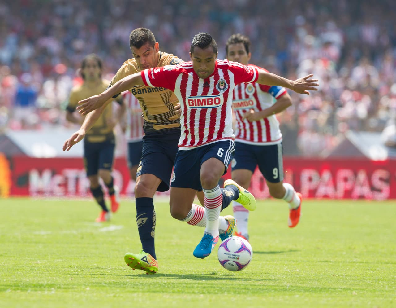 Gerardo Alcoba, el defensor de Pumas tuvo que tomar el liderazgo en la zaga felina con la salida de Darío Verón por lesión. Alcoba ayudó a que Pumas mantuviera el cero para ganar ante Chivas.