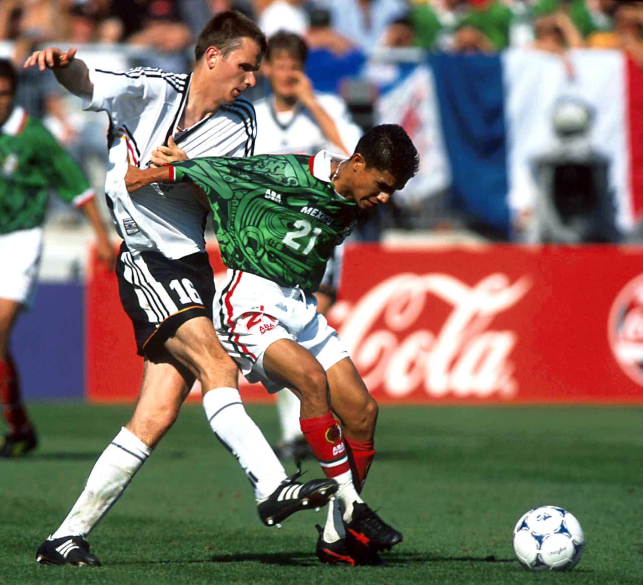 Dietmar Hamann no sabía ni por dónde ante el caracolero extremo mexicano.