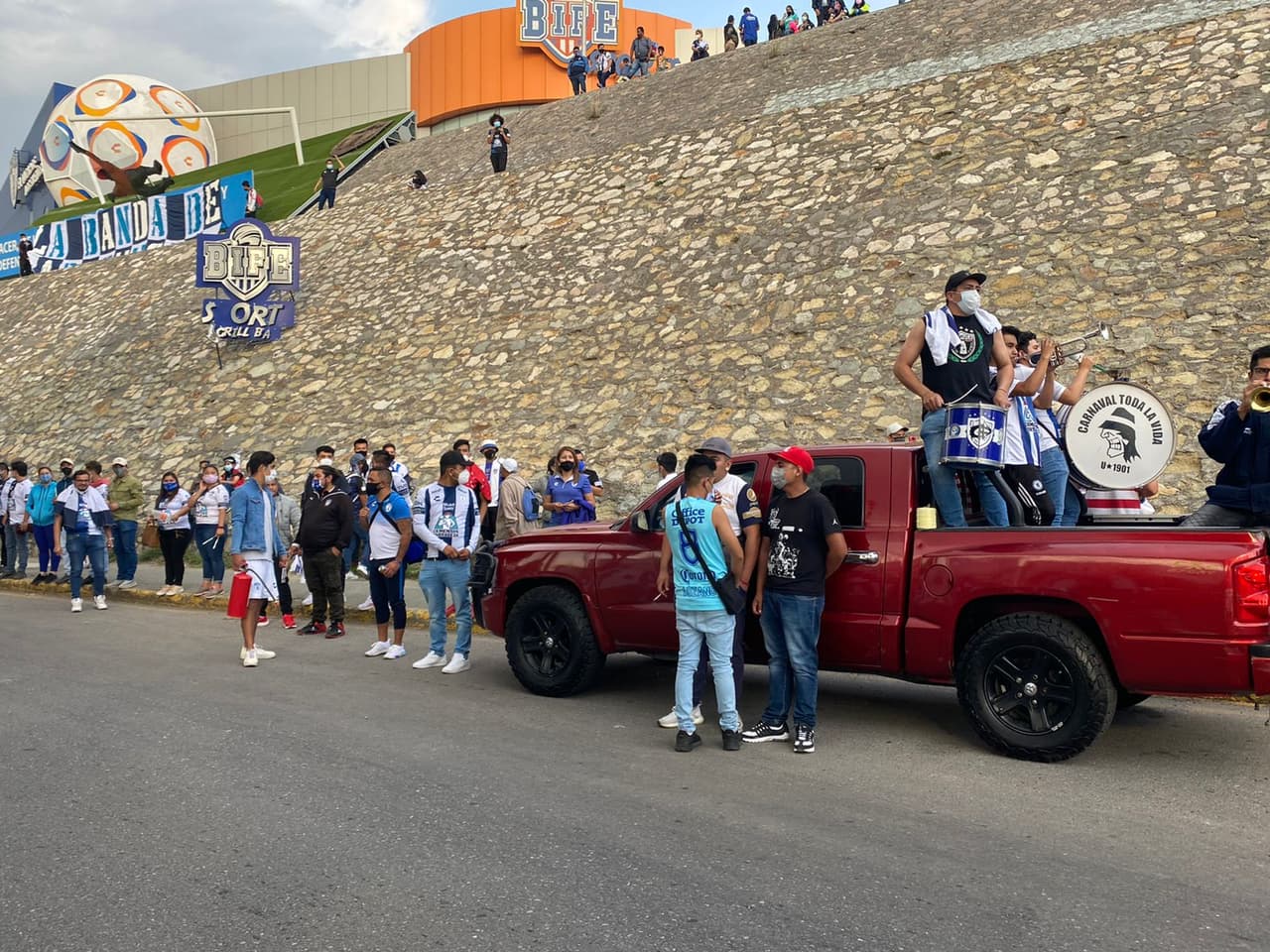 Los preparativos quedan listos para el arranque de las semifinales del fubol mexicano entre Pachuca y Cruz Azul.