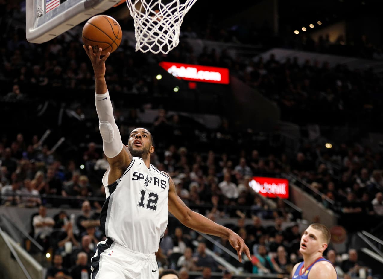 LaMarcus Aldridge (12), otro de los pilares de los Spurs, no tuvo el tipo de noche al que tiene acostumbrada a la gente en AT&T Center, pero sumó 18 unidades y recuperó 11 rebotes, aunqu tuvo +27 de valoración.