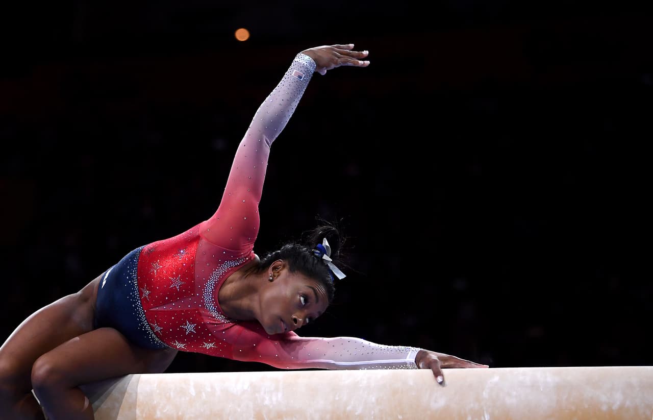 A pesar de ser una gimnasta tan completa, los jueces se niegan a dar calificación perfecta pues argumentan que son movimientos con demasiados riesgos, por lo que califican el triple-doble con una H (0.8 puntos) y no con J (1 punto).