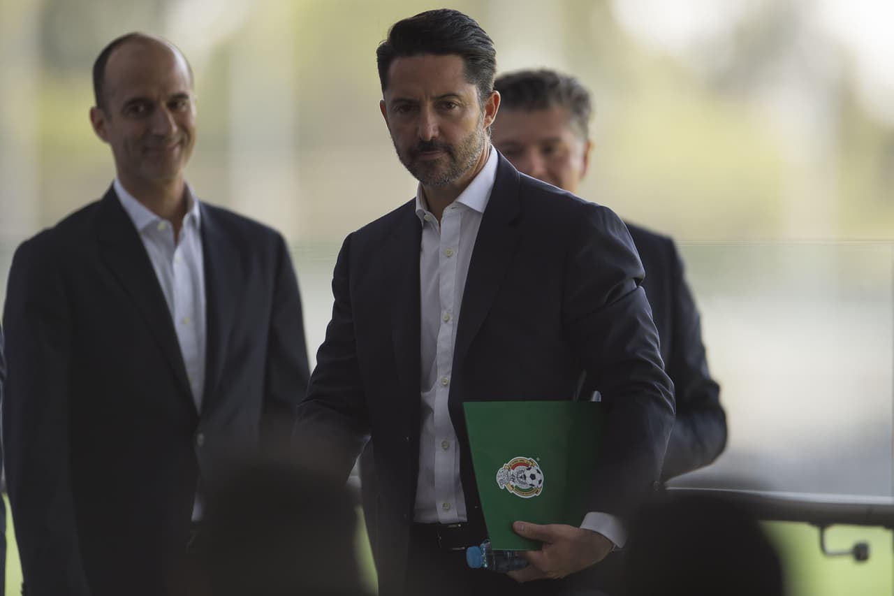 En la rueda de prensa convocada, hubo rumores sobre el futuro de la dirección técnica del 'Tri' pero De Luisa tenía claro que en su carpeta solo tenía temas administrativos por ahora.