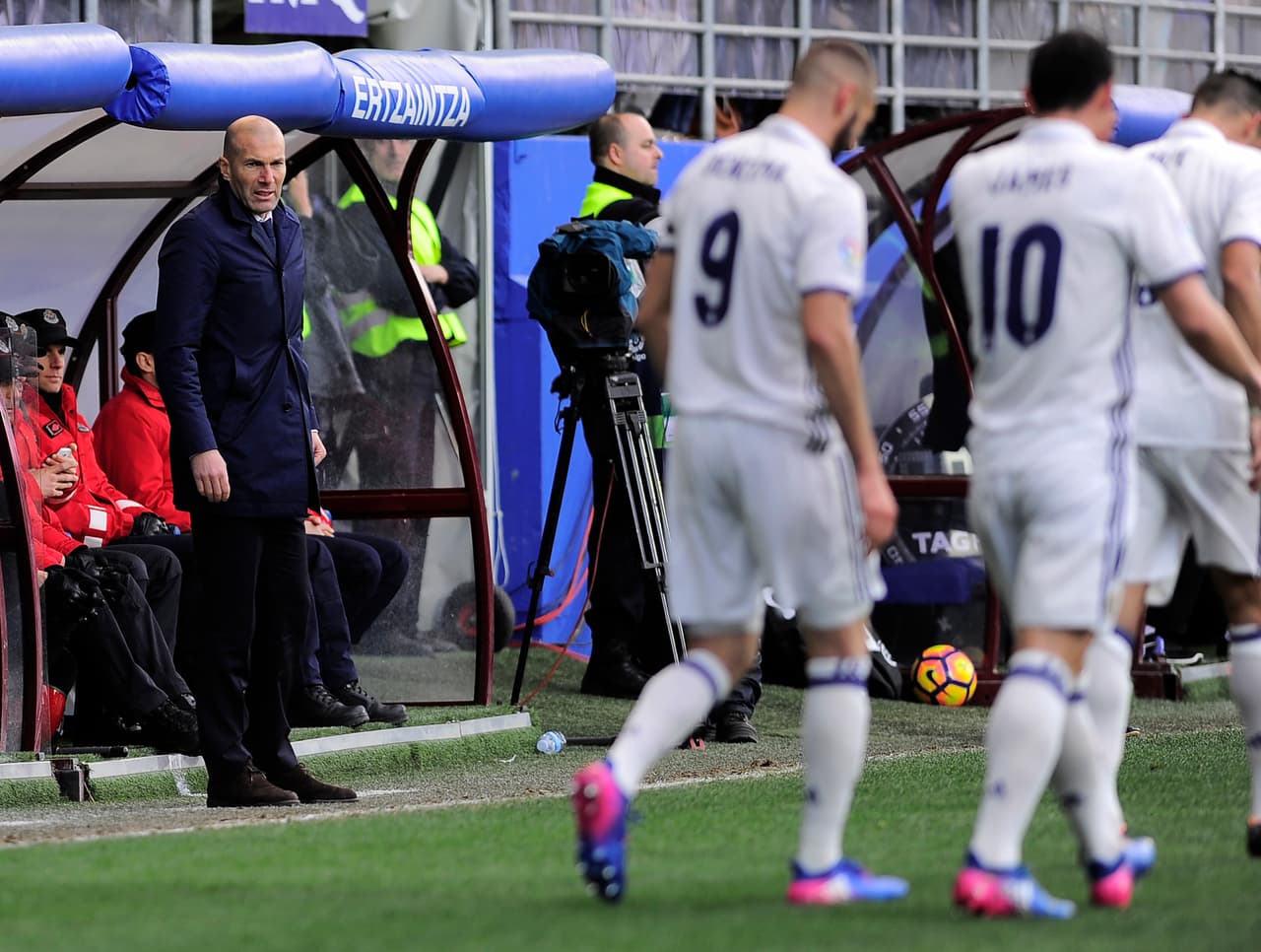 Zinedine Zidane, con las bajas de Cristiano Ronaldo, Gareth Bale y Álvaro Morata, alineó inicialmente a Lucas Vázquez y Marcos Asensio como acompañantes de Karim Benzema en la delantera. Además, el técnico dio descanso a Toni Kroos (jugó James) y Marcelo (actuó Nacho).