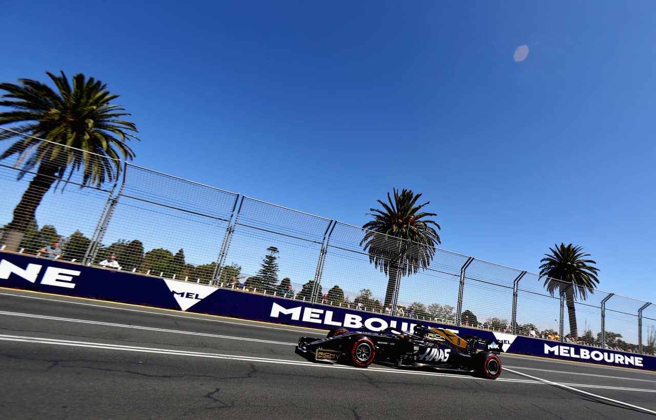 Este viernes se corrieron las dos sesiones de práctica en Melbourne en las que Lewis Hamilton fue el más veloz llegando a hacer la vuelta en 1:22:600. Sebastian Vettel y Valtteri Bottas lo escoltaron cada uno en una de las jornadas. Este sábado en la mañana será la clasificación y el domingo habrá bandera verde.