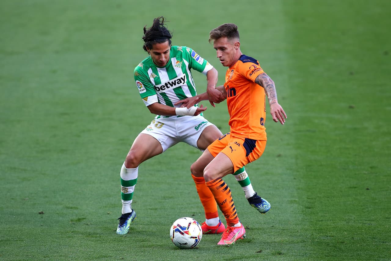 Diego Lainez no fue convocado en Betis y crece la incertidumbre
