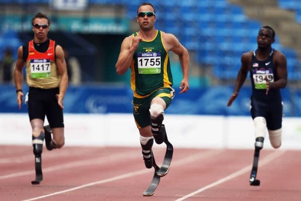 Mientras tanto, Pistorius no soltó su dominio sobre las competencias paralímpicas, ganando el oro en 100m, 200m y 400m en China.
