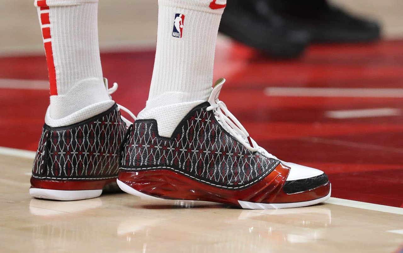 Uno de los más exquisitos jugadores en cuanto a su gusto y variedad por los sneakers es el delantero de los Houston Rockets PJ Tucker, aquí con unos Nike Air Jordan en el juego ante los Atlanta Hawks.