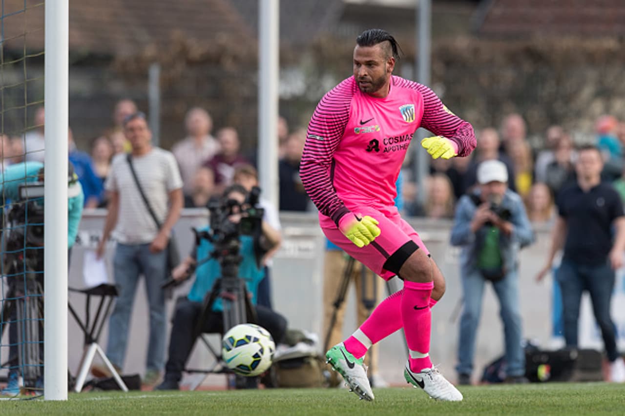 'Porterear es como andar en bicicleta: nunca te olvidas cómo hacerlo', dijo para acallar a sus críticos que dicen que está muy pesado para defender arcos.