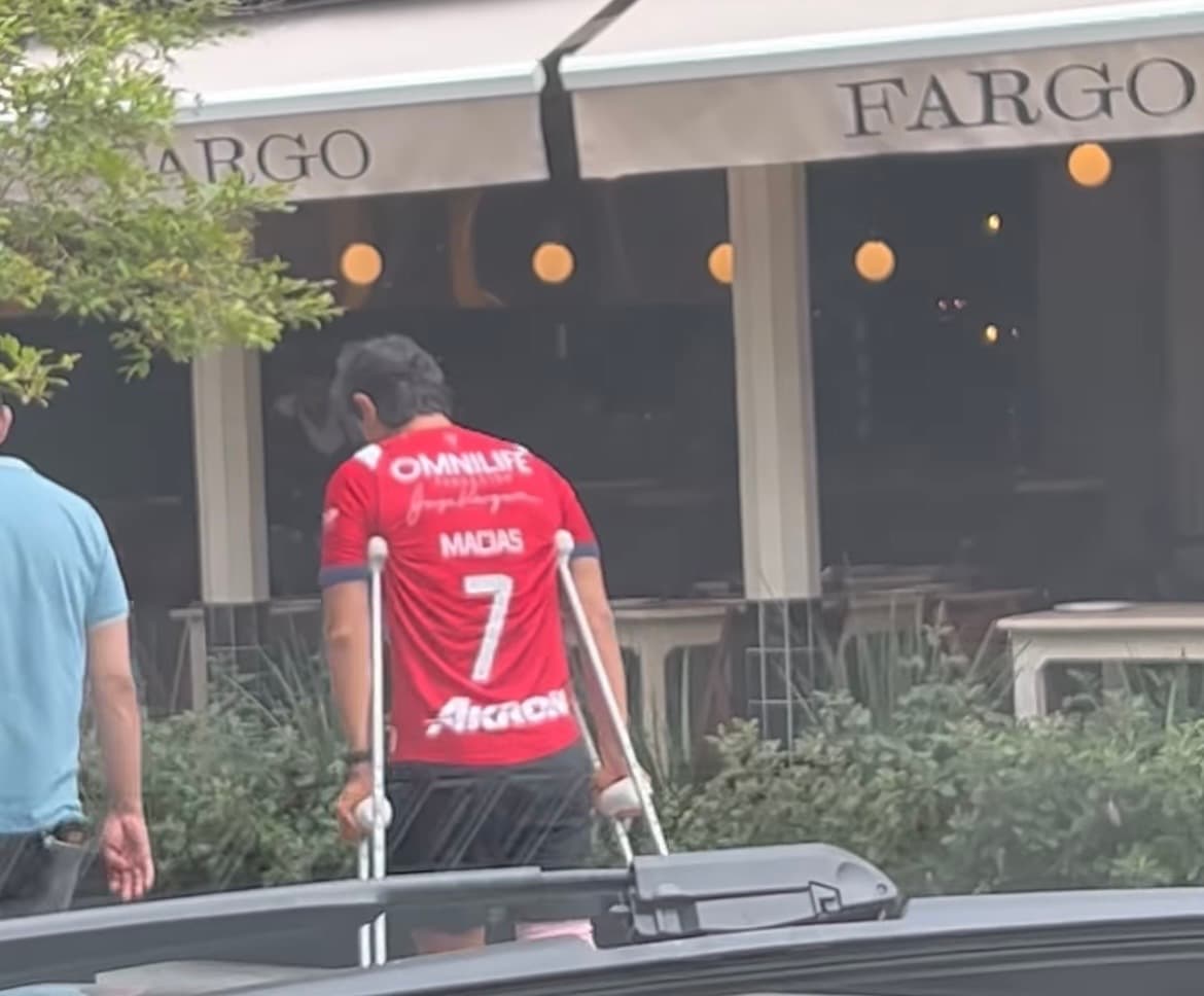 ¡Puro amor! JJ Macías captado en muletas y con playera del Rebaño