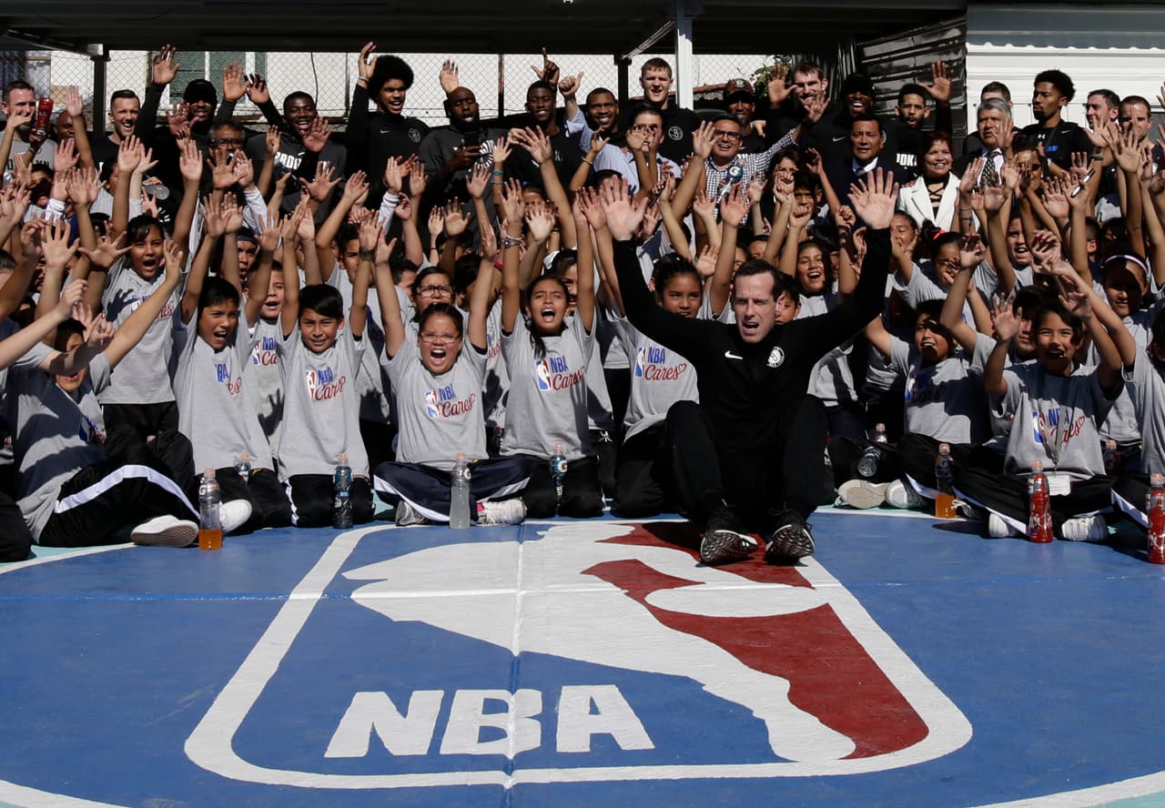 Desde muy temprano Rice tomó su lugar en un transporte especial donde se promocionaba los partidos de baloncesto.