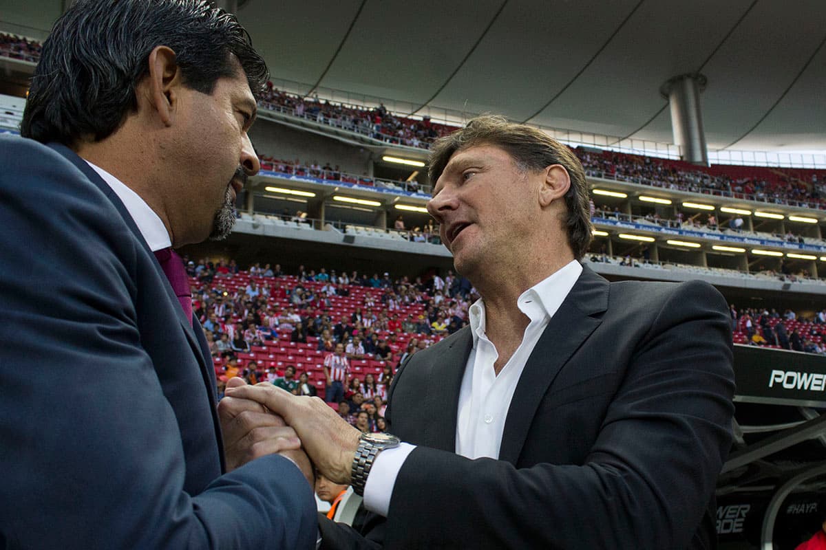 Dos ídolos de Toluca se encontraron en el Estadio Akron, el técnico de Chivas José Saturnino Cardozo (izquierda) y el técnico de Toluca Hernán Cristante (derecha).